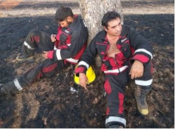 La emotiva imagen de dos bomberos tras apagar incendios en Corrientes
