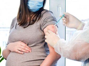 Vacunarse contra el COVID-19 no afectaría las chances de embarazo
