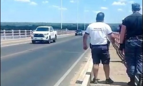 Policías evitaron que un hombre se arroje del puente Manuel Belgrano

