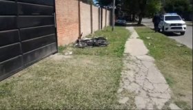 Chaco: perdió el control de su moto, chocó una pared y está grave
