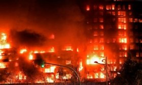 Un incendio consumi� dos edificios de 14 pisos en Valencia