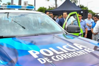 Valdés encabezó la entrega de 100 camionetas a la Policía de Corrientes