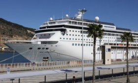 Un crucero con 1.500 pasajeros est retenido en Barcelona por la presencia de 69 bolivianos con visados falsos