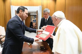 El gobernador Gustavo Valdés se reunió con el Papa Francisco