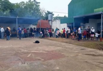 Continúa la asistencia a los evacuados de San Luis y el Riachuelo dio un respiro